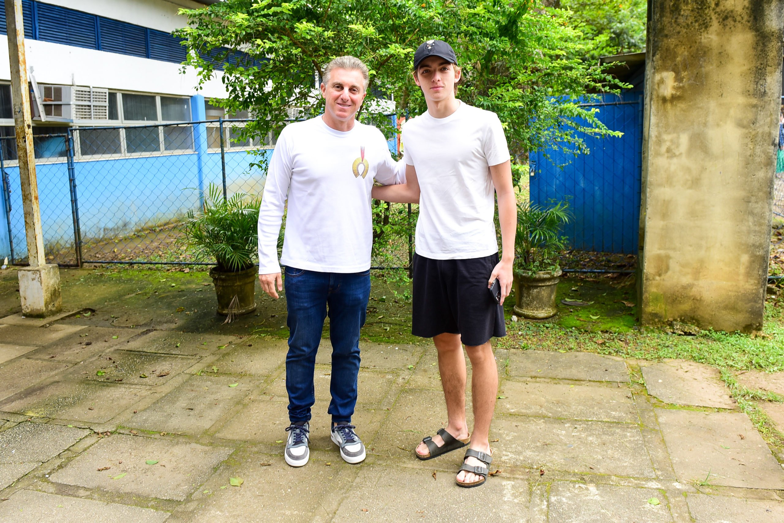Luciano Huck decidiu votar na companhia do filho mais novo e a aparência do rapaz chamou atenção (Foto: Reprodução)