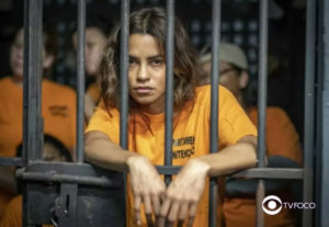 Travessia - Quando Brisa (Lucy Alves) sai da cadeia? Mocinha é abandonada e 'mofa' na cadeia ao sofrer injustiça (Foto: Reprodução / Globo / Montagem TV Foco)