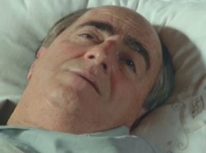 Ludovico (Ary Fontoura) em cena de Chocolate com Pimenta; empresário morre e cria conflito (Foto: Reprodução / Globo)