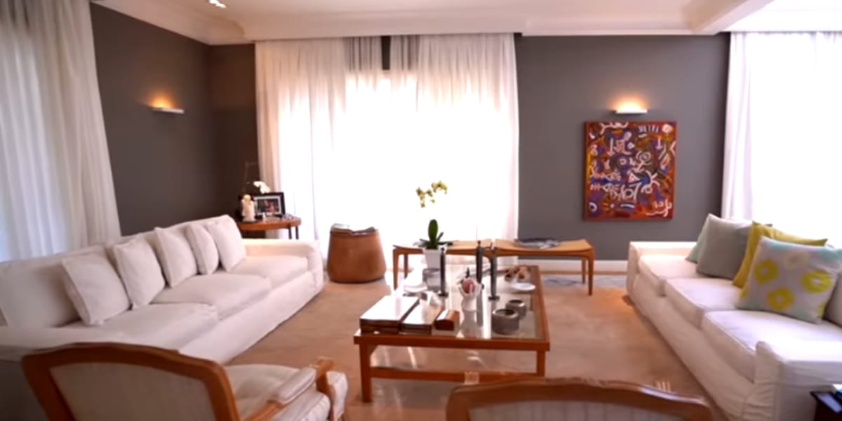 Enorme sala de estar, que acomoda com tranquilidade todos amigos e família (Reprodução: Youtube)