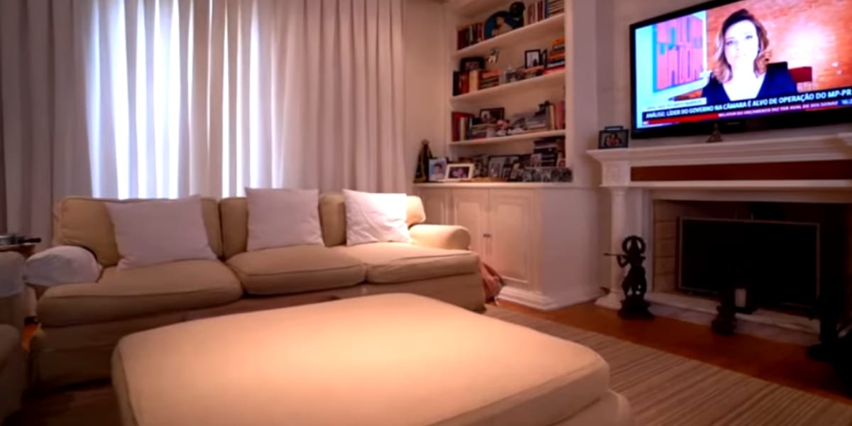 Sala de televisão da residência do cantor (Reprodução: Youtube)