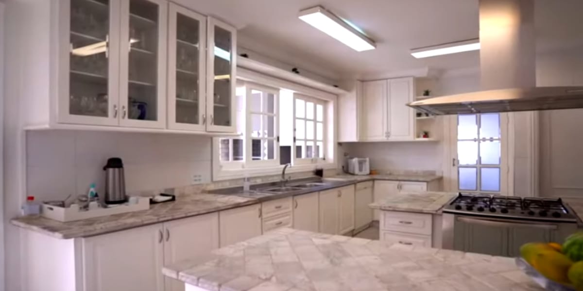 Cozinha espaçosa da casa de Fábio Jr. (Reprodução: Youtube)