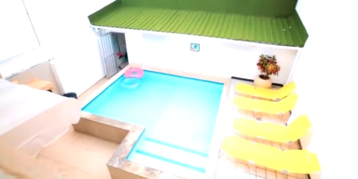 Enorme piscina da casa da cantora (Reprodução: Youtube)