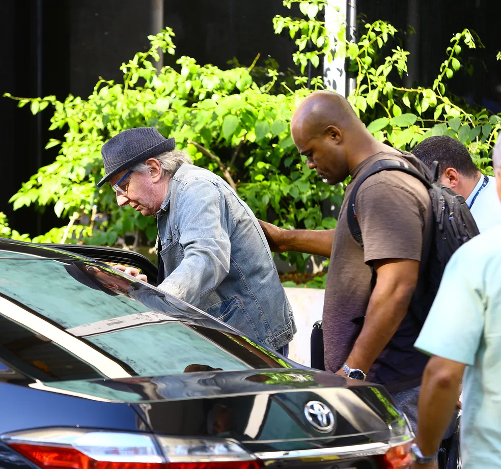 O ator conseguiu entrar no carro sozinho (Foto: AgNews/ Vitor Pereira) O ator conseguiu entrar no carro sozinho (Foto: AgNews/ Vitor Pereira)