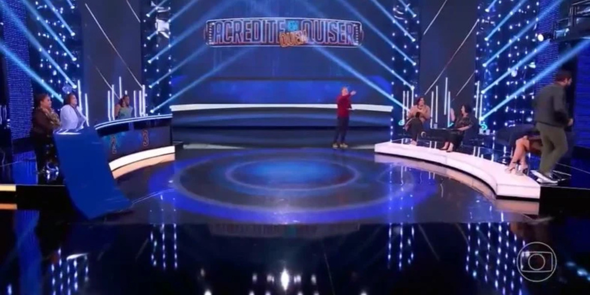 Luciano Huck vendo o padre indo embora em meio a risos (Foto Reprodução/Internet)