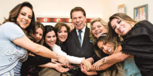 Silvio Santos acompanhado da esposa, Íris, e as seis filhas (Foto: Reprodução)
