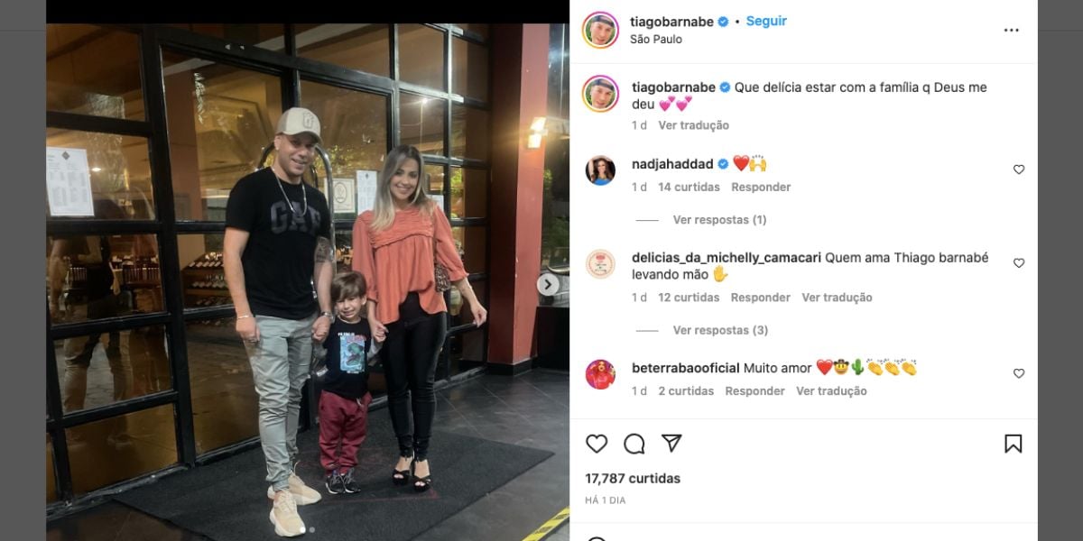 Tiago Barnabé ao lado da família (Reprodução)