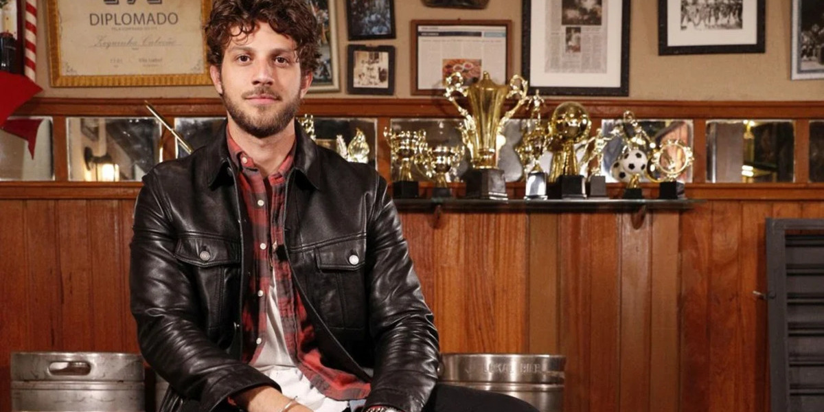 Chay Suede também comentou o que sente a respeito dos espaços das novelas x canais de streaming (Foto Reprodução/Internet)