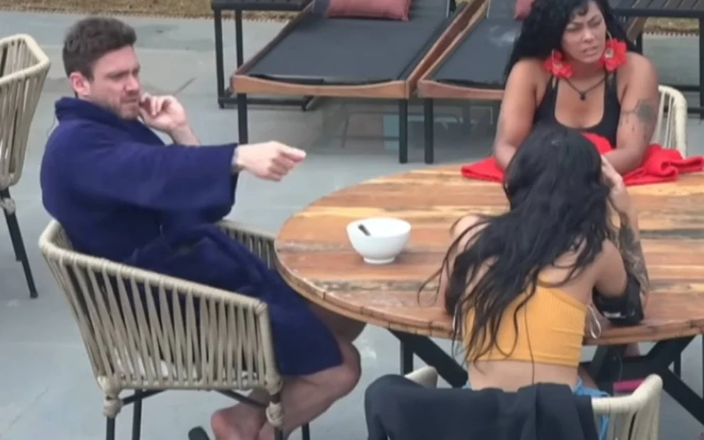 Vini Buttel adverte Bia em "A Fazenda 14 (Foto Reprodução)"