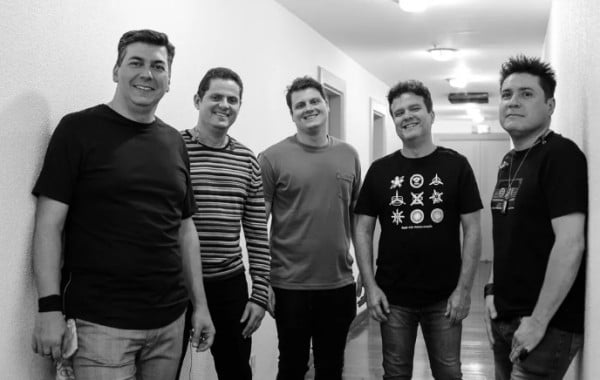A0s 45 anos, cantor sofre mal súbito em cima do palco e acaba não resistindo - Foto Reprodução