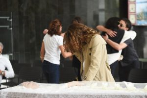 Sophie Charlotte desaba em cima de caixão de Gal em velório e Serginho Groismann e Lúcia surgem desolados (Foto: Reprodução)
