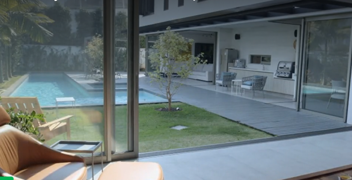 Thammy Miranda, filho de Gretchen, mostra mansão de milhões com piscina e linda árena externa que deixa qualquer um de queixo caído - Foto Reprodução