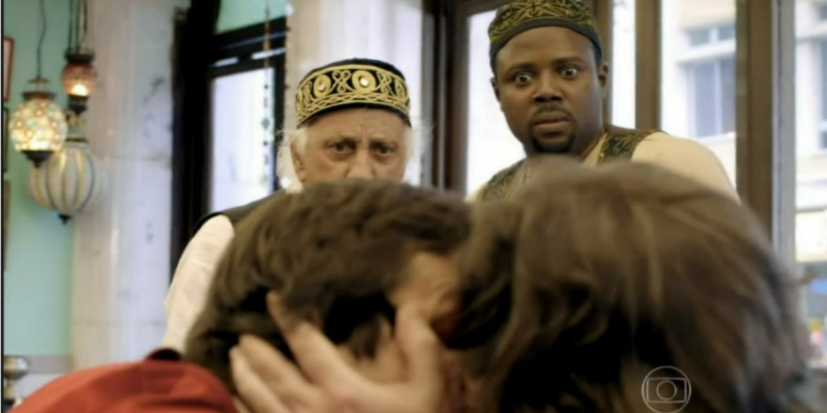 Beijo de Jorge e Armane em "Tapas e Beijos" (Foto: Reprodução/TV Globo)