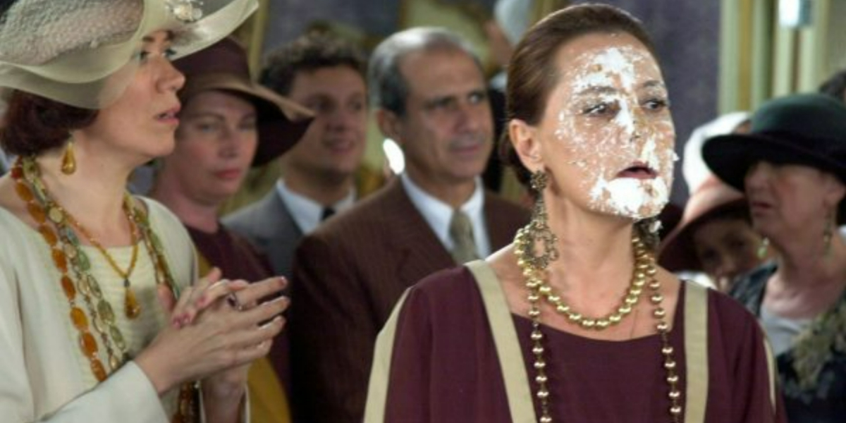 Elizabeth Savalla levou tortada na cara em "Chocolate Com Pimenta" (Foto: Reprodução/TV Globo)