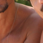 Ator surgiu aos beijos com o namorado na praia (Foto: Reprodução)