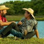 Silvero Pereira em cena em Pantanal ao lado de Juliano Cazarré (Foto: Reprodução / TV Globo)