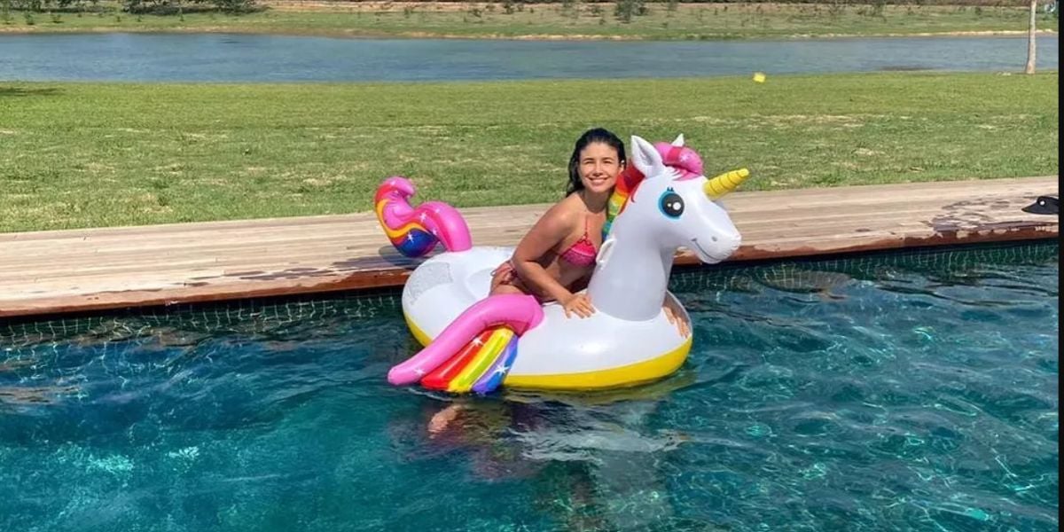 Paula Fernandes curtindo piscina de sua fazenda