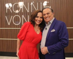 Luiza Tomé e Ronnie Von (Foto: Divulgação/RedeTV!)