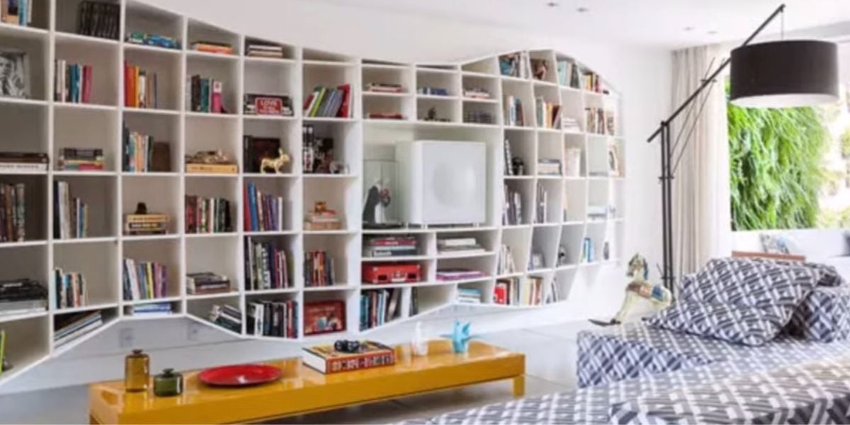 Sala de mansão de Bruno Gagliasso e Giovanna Ewbank tem estante para livros
