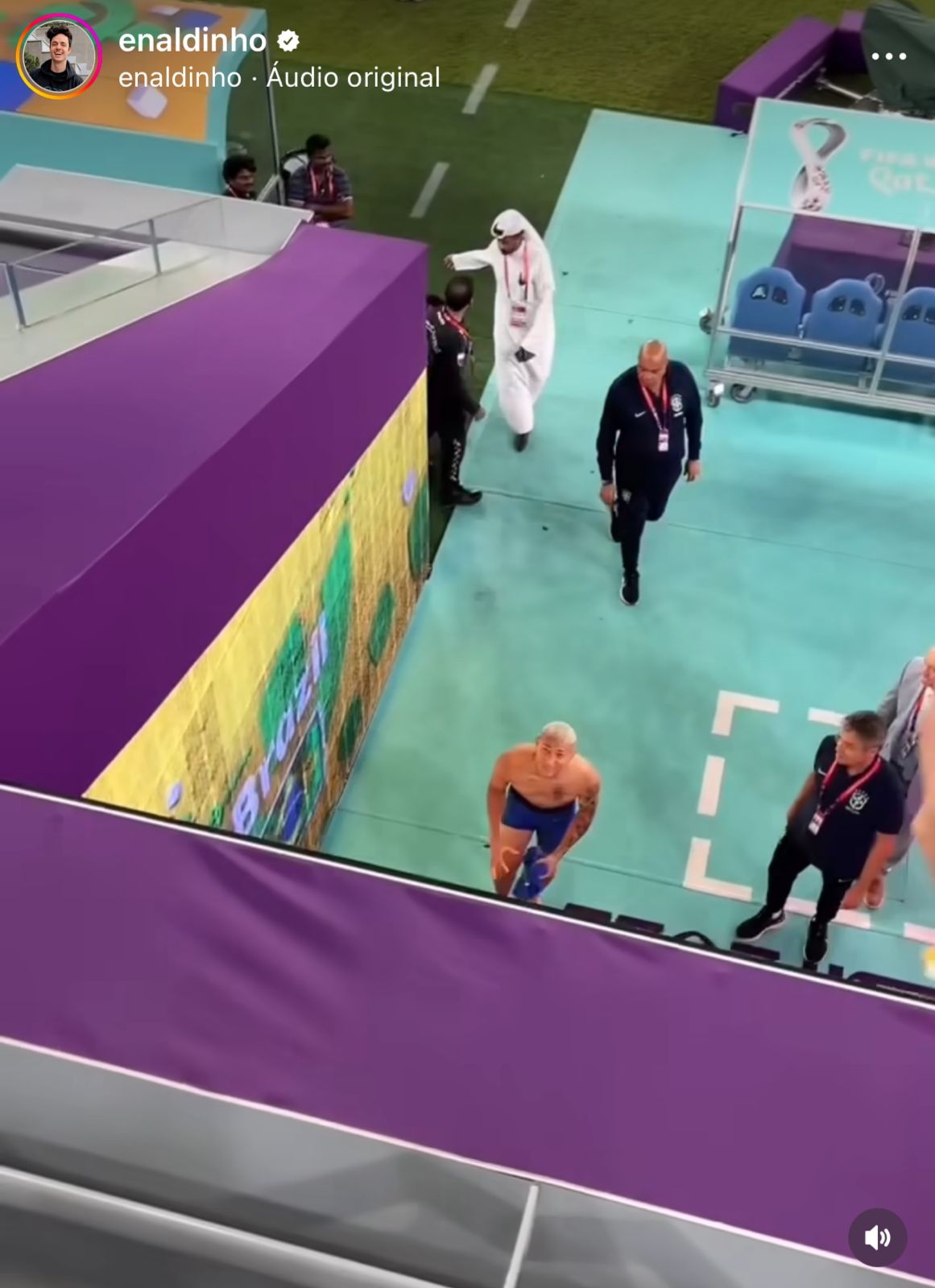 Richarlison só de cueca na saída do jogo da seleção brasileira (Reprodução)