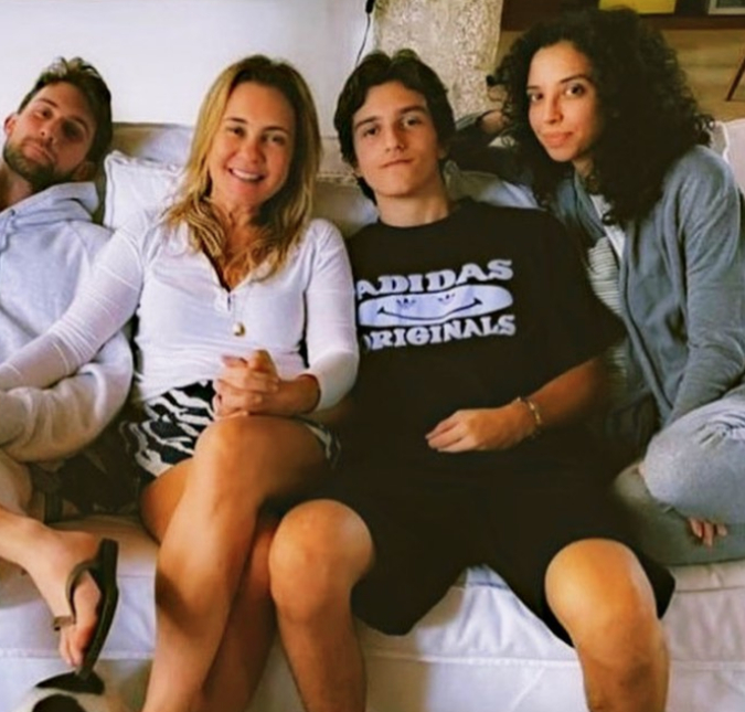 Vladimir Brichta: Adriana Esteves em foto antiga ao lado dos filhos (Foto: Reprodução)