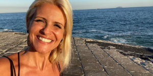 Ex-paquita Tatiana Maranhão rebate críticas ao corpo após sofrer sequelas de doença (Foto: Reprodução)