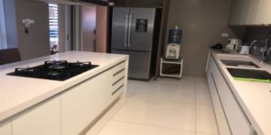 Cozinha completamente equipada e moderna do apartamento do Padre Fábio de Melo (Reprodução: Youtube)