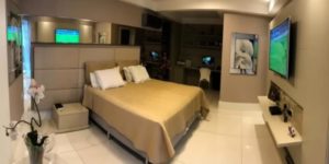 Outro ângulo do quarto principal da casa (Reprodução: Youtube)