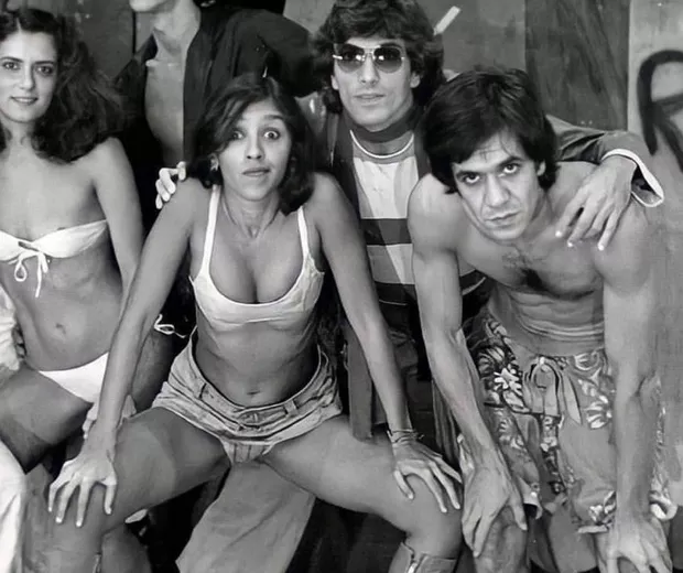 A famosa apresentadora Regina Casé teve clique raro divulgado de quando era novinha e beleza da veterana surpreendeu o Brasil - Foto Reprodução Instagram
