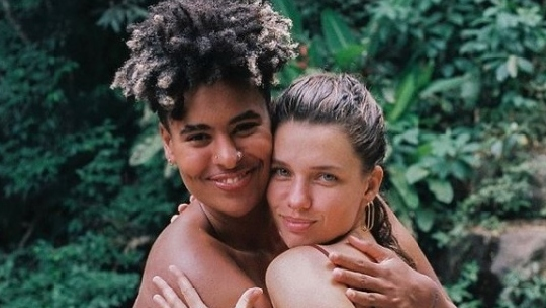 Bruna Linzmeyer e a namorada (Foto: Divulgação)