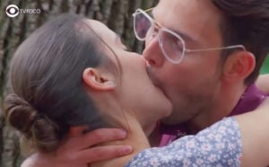 Vencer o Desamor - Incesto? Dafne não resiste e beija Gael após ouvir declaração do 'irmão' (Foto: Reprodução / Las Estrellas / Montagem TV Foco)