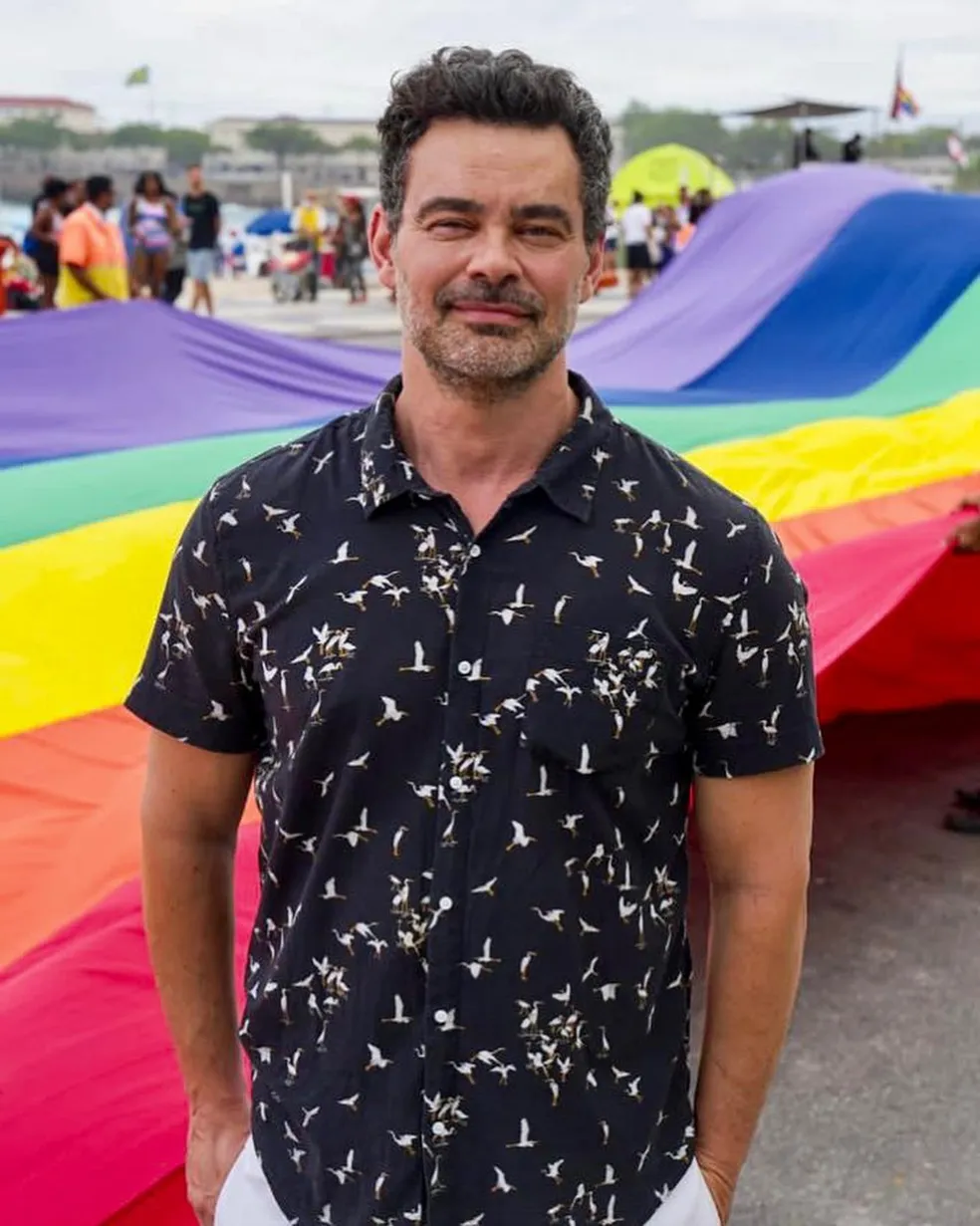 Um dos atores mais lindos da TV Globo, casado com famoso da emissora, publicou registro na parada gay e fãs reagiram muito  - Foto Reprodução Instagram