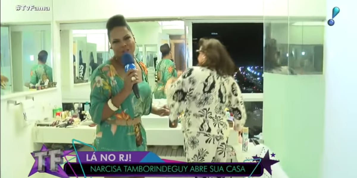 A socialite estava muito empolgada para mostrar sua casa (Reprodução: RedeTV!)