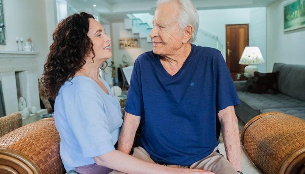 Traição de ex-âncora do Jornal Nacional acabou sendo exposta na Record e áudio vazou: "Dormir juntinho" - Foto: Reprodução