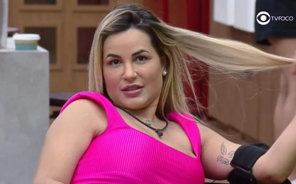 Deolane tem dado muito o que falar no reality show (Foto: Reprodução / Record TV / Montagem TV Foco)