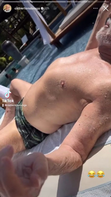 Carlos Alberto de Nóbrega ostentou o corpão ao surgir somente de sunga (Foto: Reprodução)