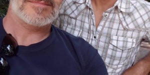 Galã da Globo dos anos 90 surgiu com marido bonitão (Foto: Reprodução)