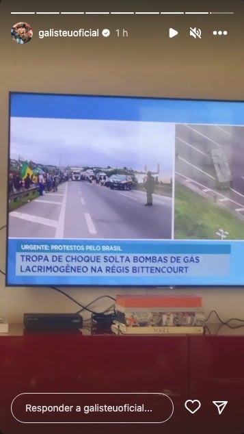 Adriane Galisteu mostra imagens do telejornal de Reinaldo Gottino (Reprodução)