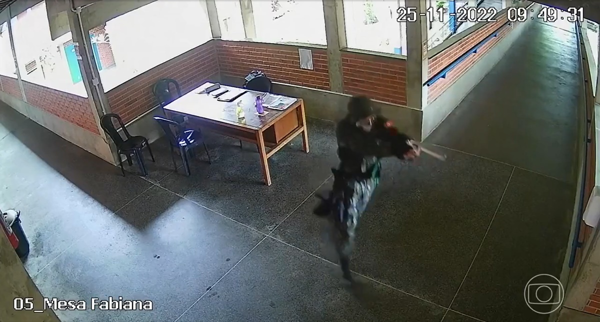 O Jornal Nacional expôs momento em que atirador invadiu uma das escolas do Espírito Santo (Foto: Reprodução / TV Globo) O Jornal Nacional expôs momento em que atirador invadiu uma das escolas do Espírito Santo (Foto: Reprodução / TV Globo)