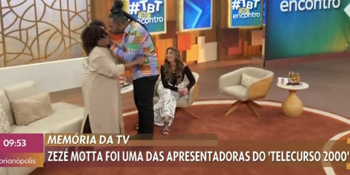 Manoel Soares dá selinho em Zezé Motta (Reprodução) 