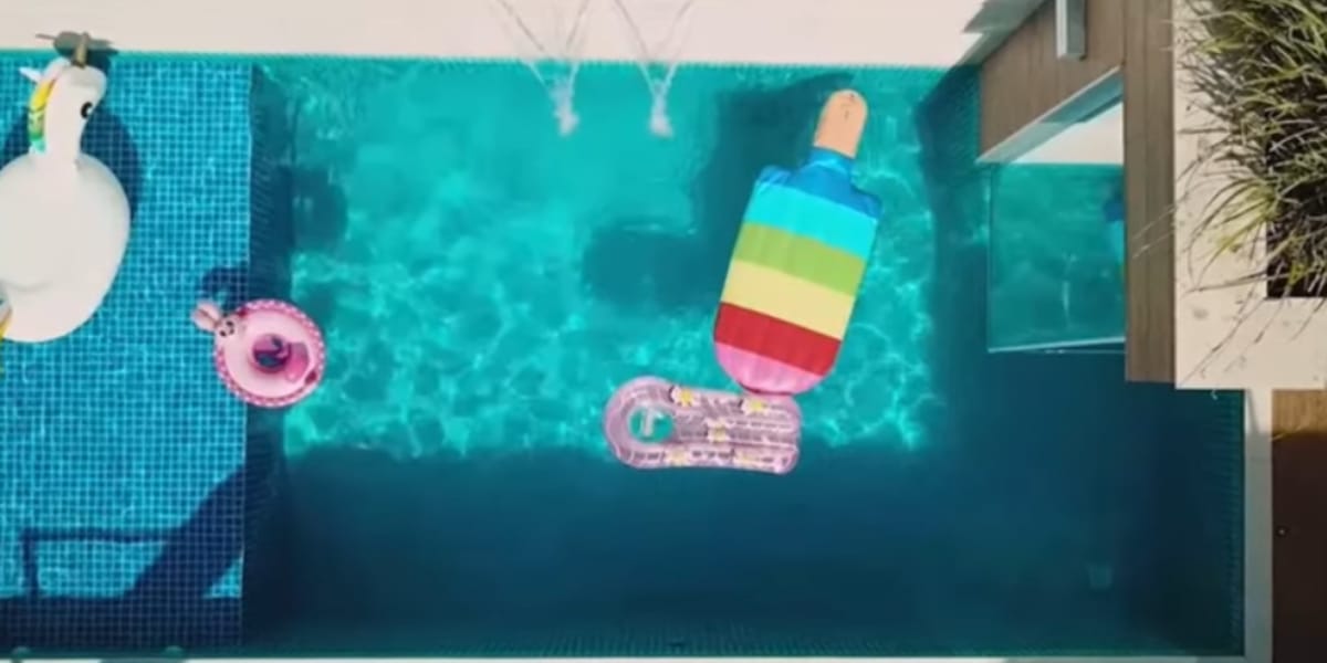 Piscina de cinema da mansão (Reprodução: Youtube)