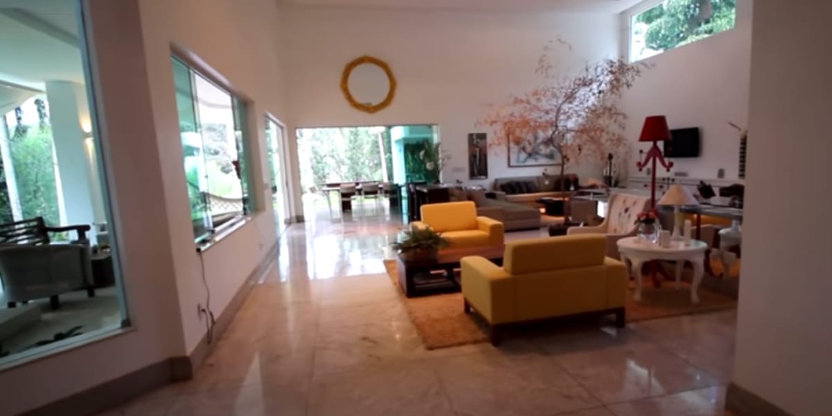 Sala enorme da mansão de Rodolffo, comum espaço todo integrado (Reprodução: Youtube)
