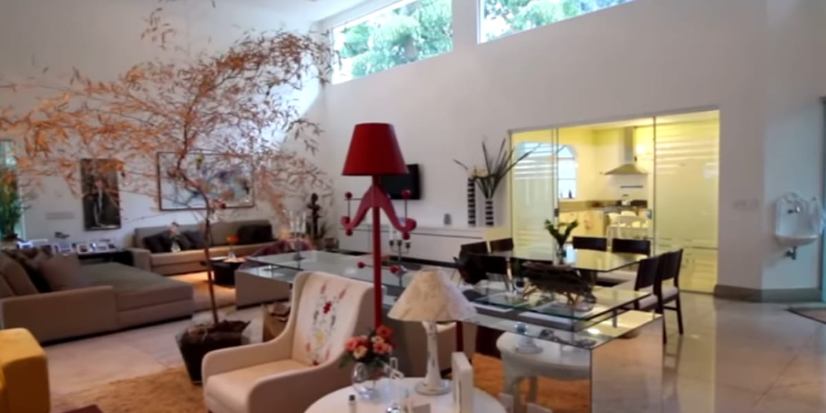 O cantor caprichou na decoração de sua casa (Reprodução: Youtube_