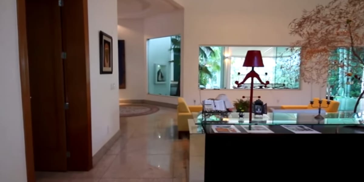 Corredor que dá acesso aos quartos no fundo da casa (Reprodução: Youtube)