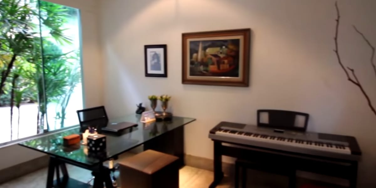 Escritório do artista, com um teclado e belos quadros na parede (Reprodução: Youtube)