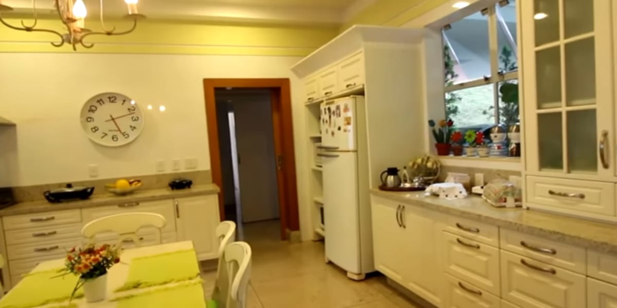 Cozinha absurda da casa do artista (Reprodução: Youtube)
