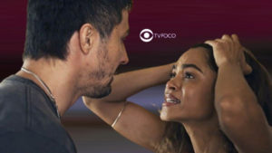 Travessia - Oto (Romulo Estrela) e Brisa (Lucy Alves) (Foto: Reprodução / Globo / Montagem TV Foco)