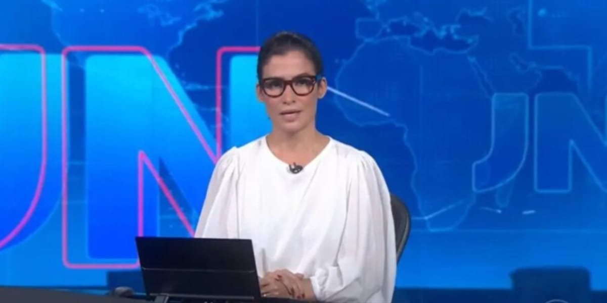 Renata Vasconcellos guarda itens há anos na bancada do JN (Reprodução: Globo)