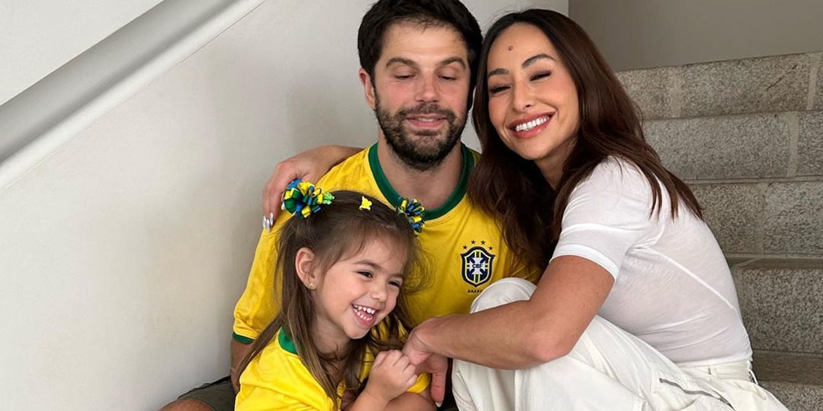 Sabrina Sato, a filha, Zoe, e o marido, Duda Nagle, em clima de Copa do Mundo (Foto: Reprodução / Instagram)