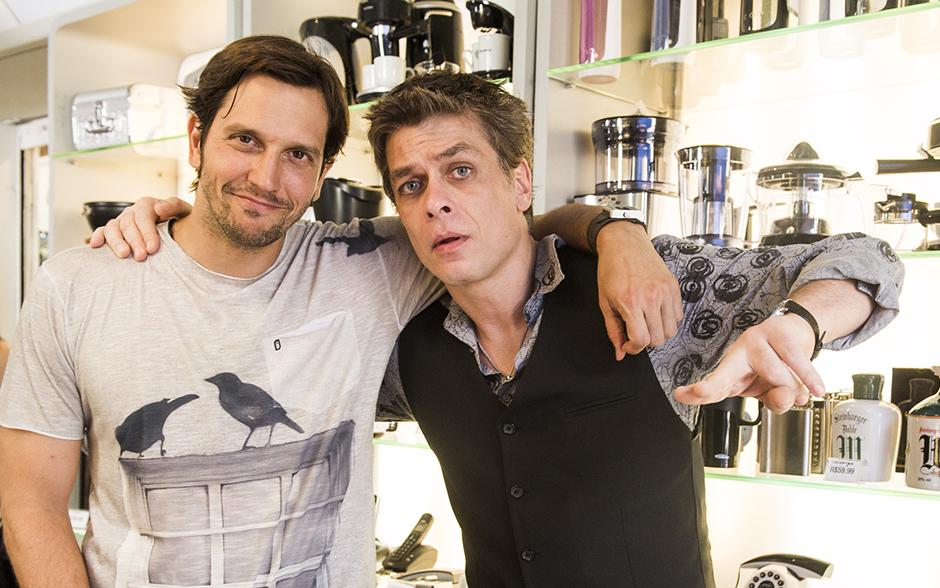 Fábio Assunção e Vladimir Brichta deram um beijo em Tapas e Beijos (Foto: Reprodução)